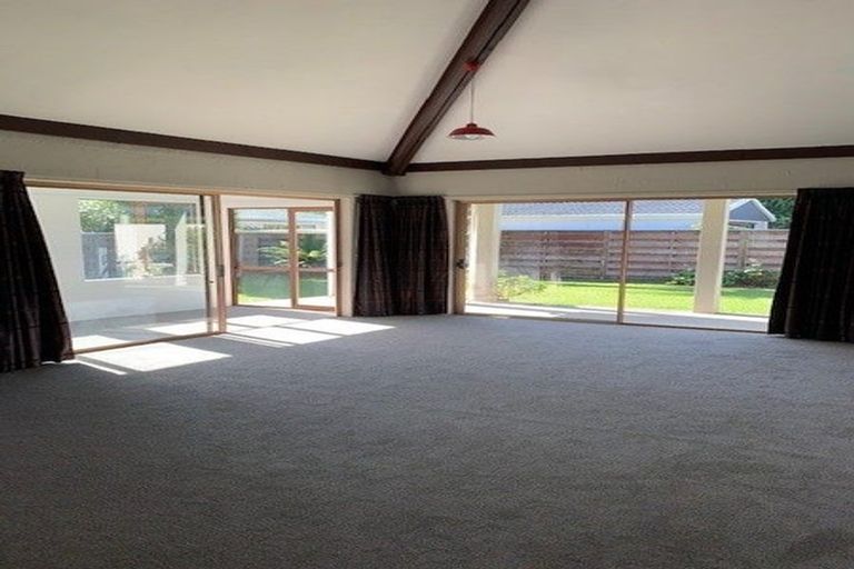 Photo of property in 70 Nimmo Avenue East, Waikanae, 5036