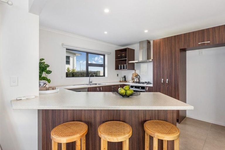 Photo of property in 7a Sandino Place, Grenada Village, Wellington, 6037