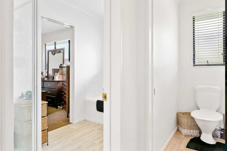 Photo of property in 32 Hewlett Road, Massey, Auckland, 0614