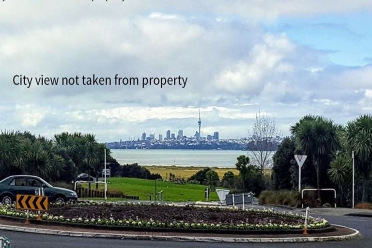 Photo of property in 1/80 Gloria Avenue, Te Atatu Peninsula, Auckland, 0610