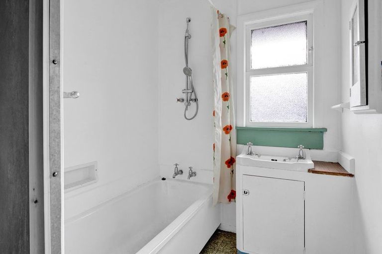 Photo of property in 28 Cambridge Street, Patea, 4520