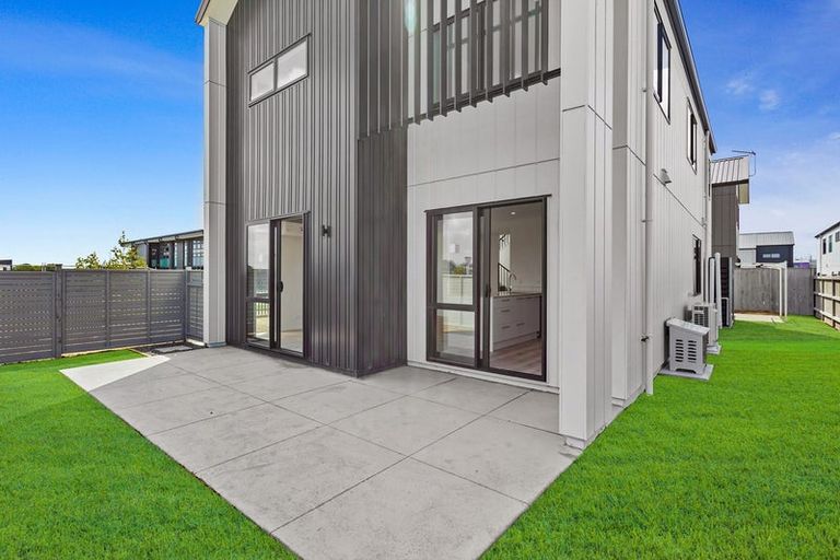 Photo of property in 24 Port Way, Rosehill, 2113