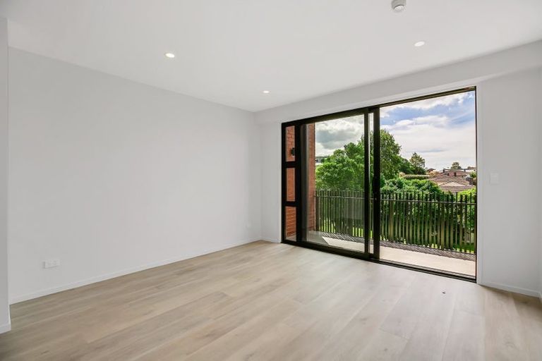 Photo of property in 2 Ko Street, Northcote, Auckland, 0627