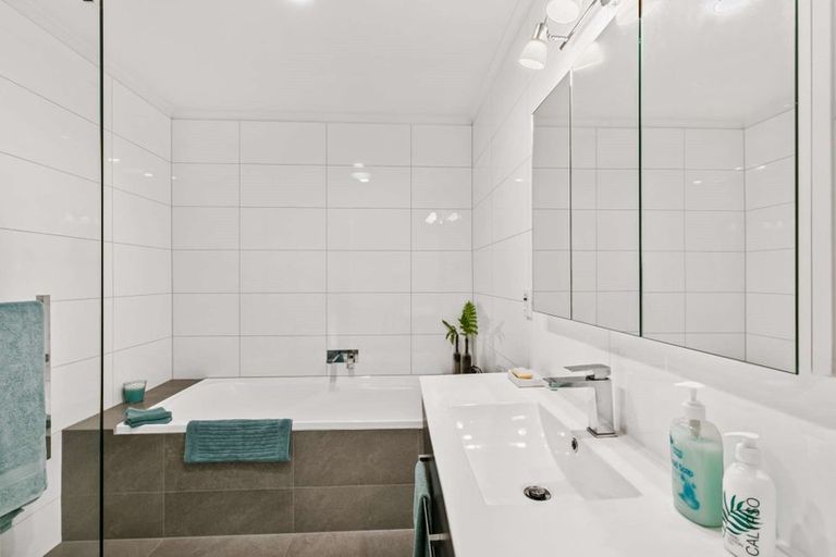 Photo of property in 7 Montcalm Close, Orewa, 0931