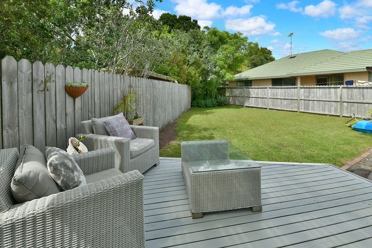 Photo of property in 18 Walton Street, Red Beach, 0932