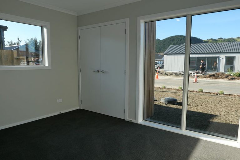 Photo of property in 32 Koru Loop, Paraparaumu, 5032