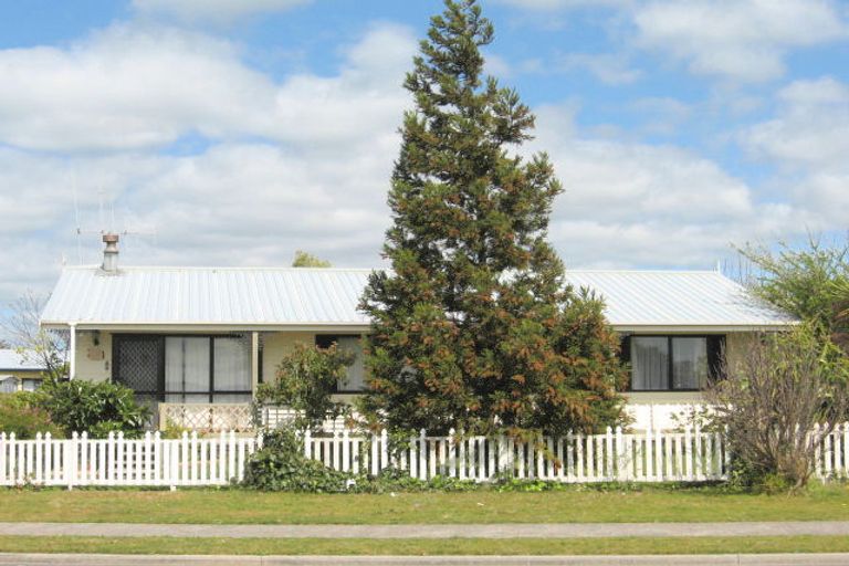 Photo of property in 212 Gravatt Road, Papamoa Beach, Papamoa, 3118