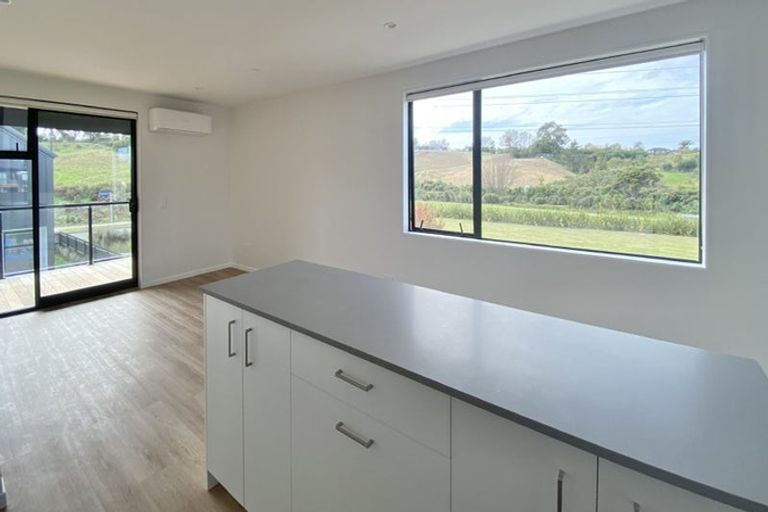 Photo of property in 93 Papatupu Way, Kumeu, 0810