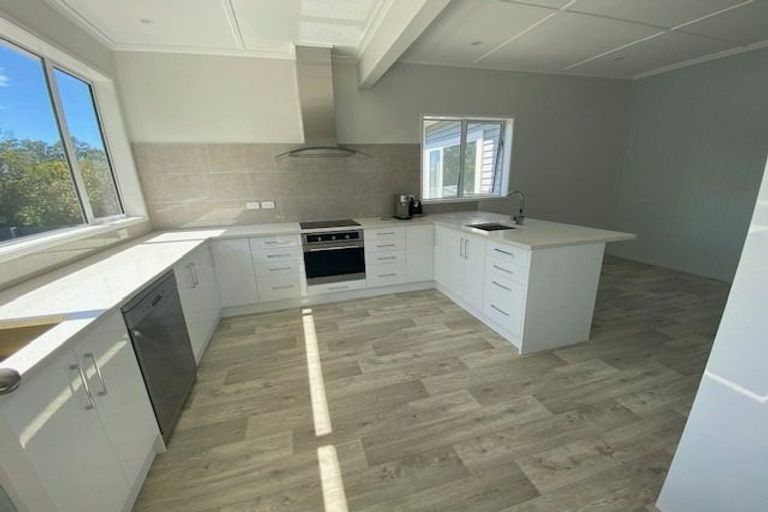 Photo of property in 14 John Road, Stanmore Bay, Whangaparaoa, 0932