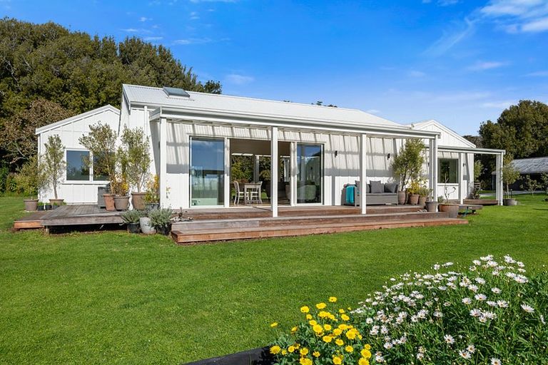 Photo of property in 130 Cross Road, Lepperton, New Plymouth, 4373