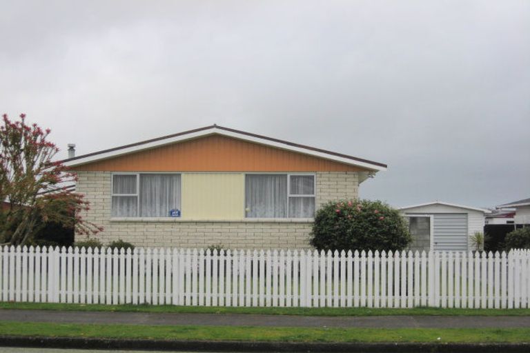 Photo of property in 21 Featherston Street, Levin, 5510