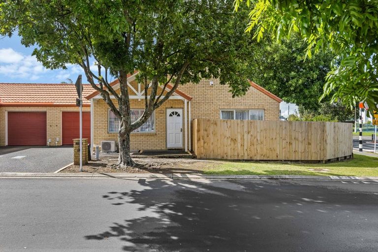 Photo of property in 1 Dunbarton Drive, Ranui, Auckland, 0612