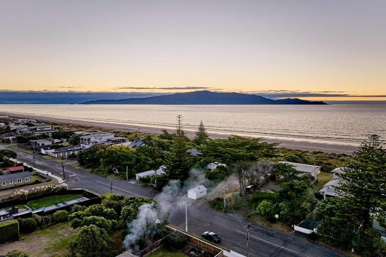 Photo of property in 52 Tutere Street, Waikanae Beach, Waikanae, 5036