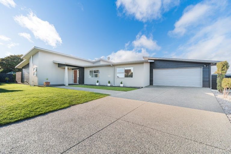 Photo of property in 26 Chestnut Close, Kelvin Grove, Palmerston North, 4414