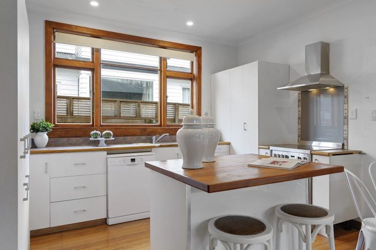 Photo of property in 139 Saint Martins Road, Saint Martins, Christchurch, 8022