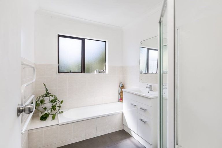 Photo of property in 72 Gloria Avenue, Te Atatu Peninsula, Auckland, 0610