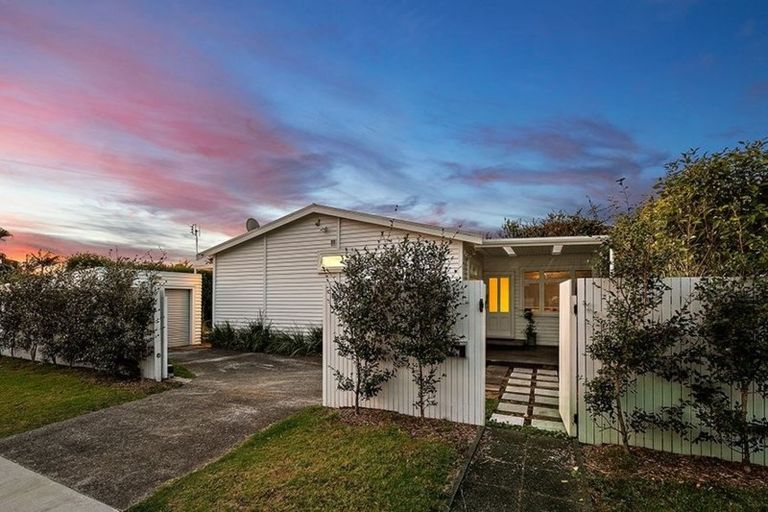 Photo of property in 1 Mickle Street, Te Atatu South, Auckland, 0610