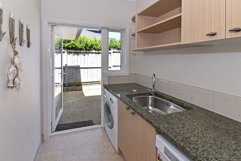 Photo of property in 5 Hinau Street, New Lynn, Auckland, 0600