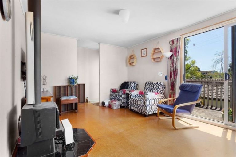 Photo of property in 24 Halloran Place, Massey, Auckland, 0614