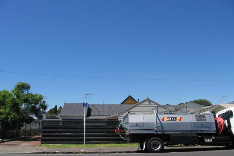 Photo of property in 1/8 Shakespeare Road, Milford, Auckland, 0620