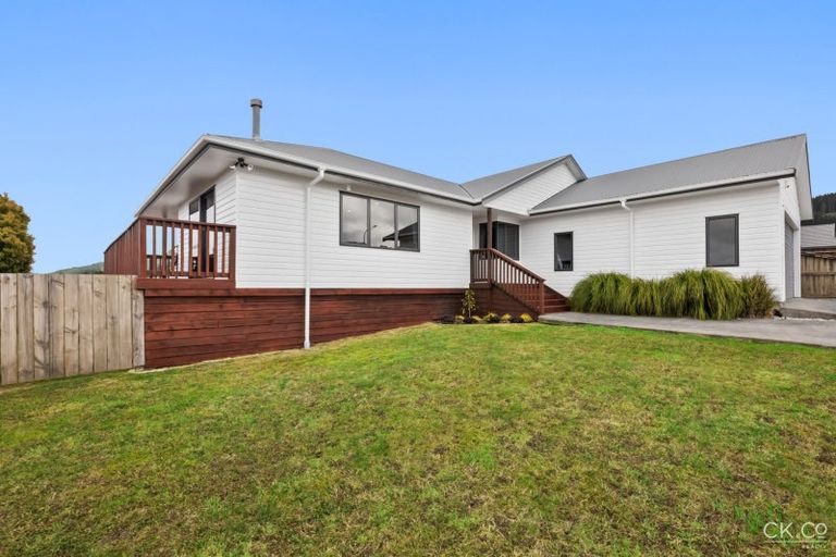 Photo of property in 102 Kirton Drive, Riverstone Terraces, Upper Hutt, 5018