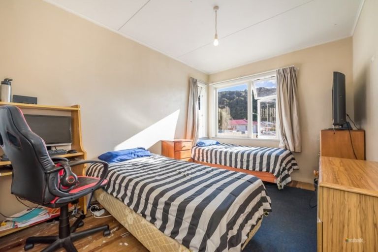 Photo of property in 15 Gardiner Grove, Wainuiomata, Lower Hutt, 5014