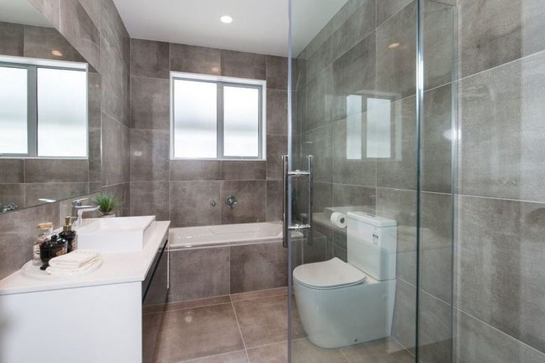 Photo of property in 1 Fred White Drive, Kumeu, 0810