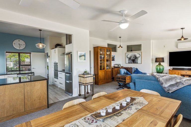 Photo of property in 8 Millennium Hill, Paraparaumu, 5032