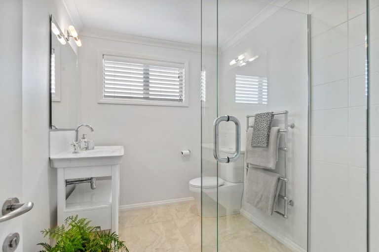 Photo of property in 2 Glen Bridge Lane, Harewood, Christchurch, 8051