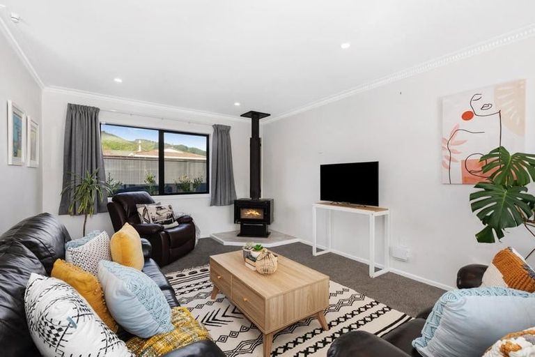 Photo of property in 31 Rewarewa Crescent, Waikanae, 5036