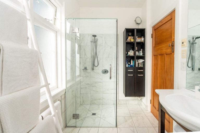 Photo of property in 37 The Crescent, Roseneath, Wellington, 6011