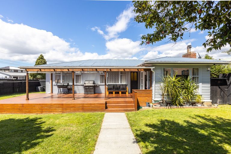 Photo of property in 102 Taikata Road, Te Atatu Peninsula, Auckland, 0610