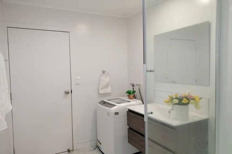 Photo of property in 121 Ennis Avenue, Pakuranga Heights, Auckland, 2010