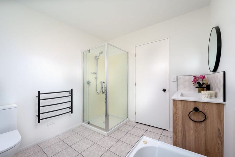 Photo of property in 4 San Pablo Way, Henderson, Auckland, 0612