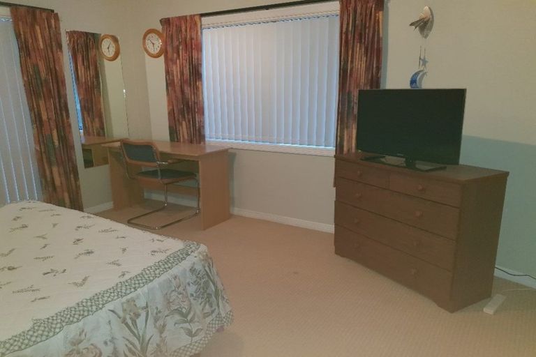 Photo of property in 6 Danica Esplanade, Te Atatu Peninsula, Auckland, 0610