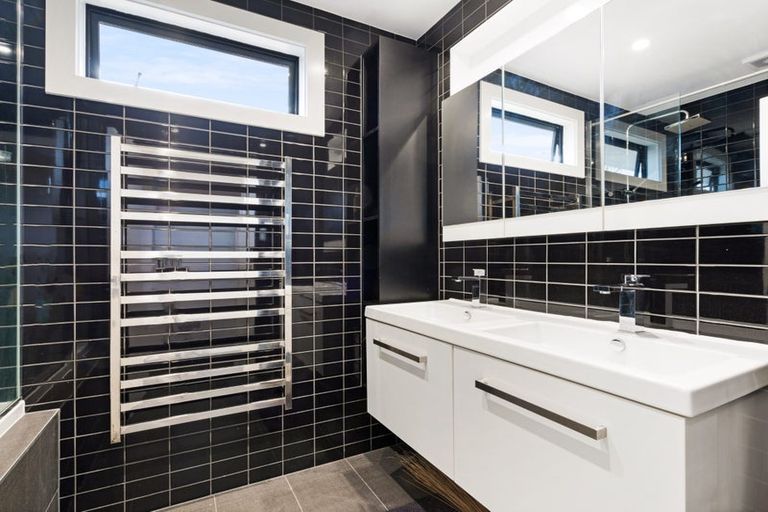 Photo of property in 33b Gill Avenue, Te Atatu Peninsula, Auckland, 0610