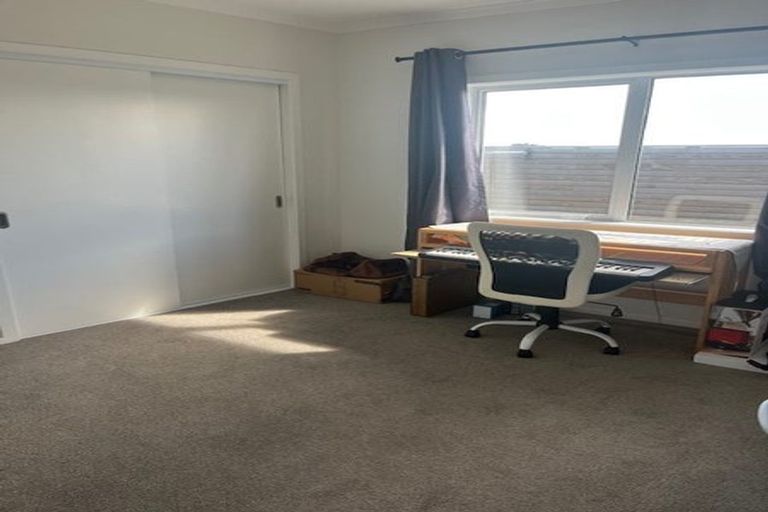 Photo of property in 3 Balmain Street, Newlands, Wellington, 6037