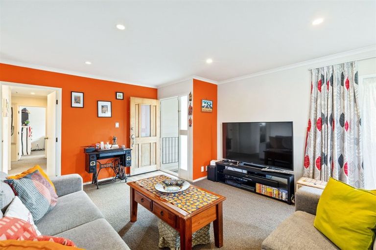 Photo of property in 2 Katrina Place, Massey, Auckland, 0614