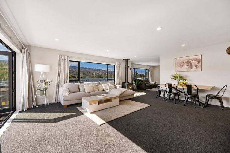 Photo of property in 71 Stratford Drive, Mount Pisa, Cromwell, 9383