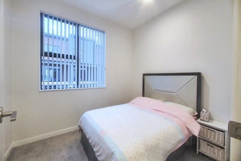 Photo of property in 10 Heketara Way, Massey, Auckland, 0614