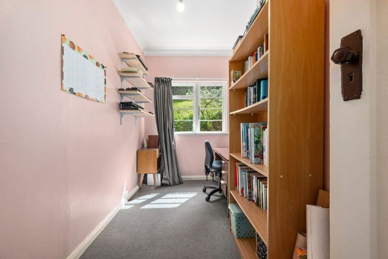 Photo of property in 76 Maupuia Road, Maupuia, Wellington, 6022