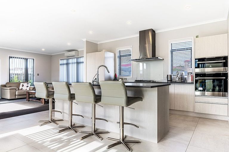 Photo of property in 2 Taikura Avenue, Red Beach, 0932