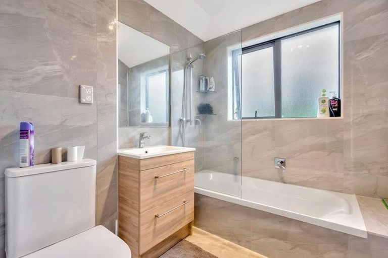 Photo of property in 9d Kingdale Road, Henderson, Auckland, 0610