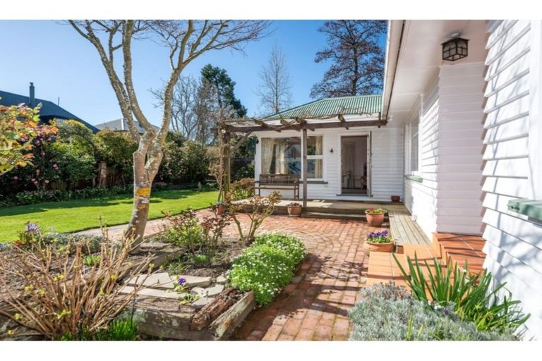Photo of property in 37 Holly Road, St Albans, Christchurch, 8014