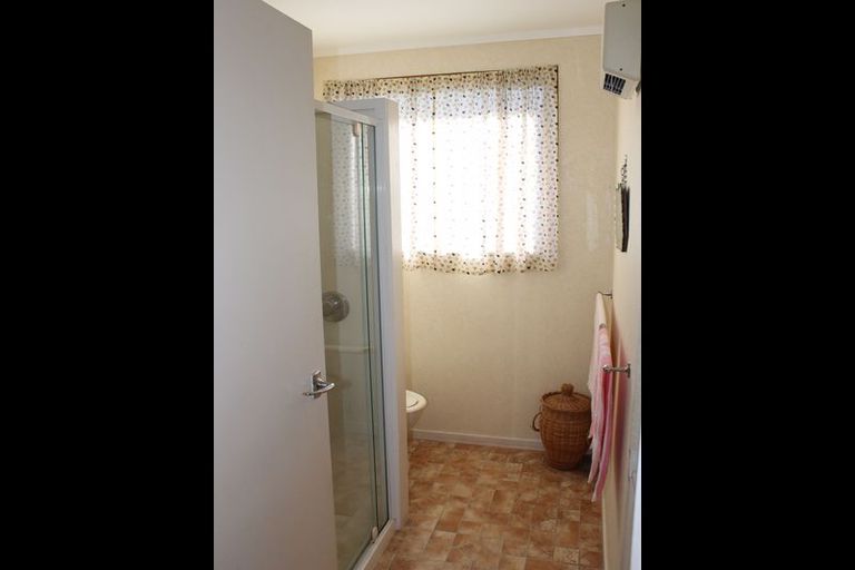 Photo of property in 52 Butterworth Drive, Glendene, Auckland, 0602