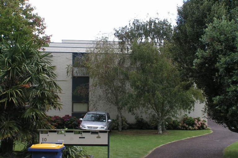Photo of property in 1/10 Hauraki Road, Hauraki, Auckland, 0622