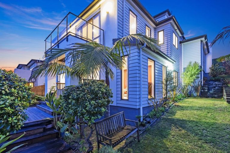 Photo of property in 10 Oak View Terrace, Schnapper Rock, Auckland, 0632