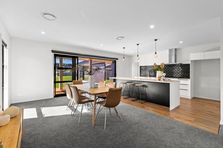 Photo of property in 42 Sardinia Grove, Fitzherbert, Palmerston North, 4410