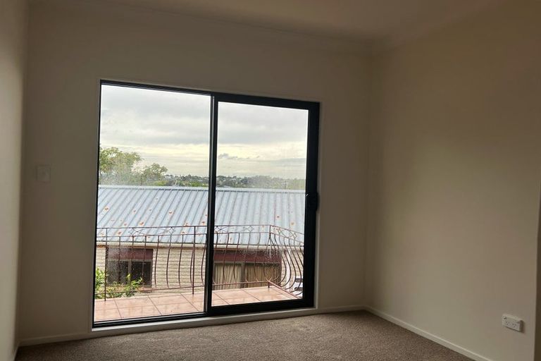 Photo of property in 12 Flagstaff Place, Massey, Auckland, 0614