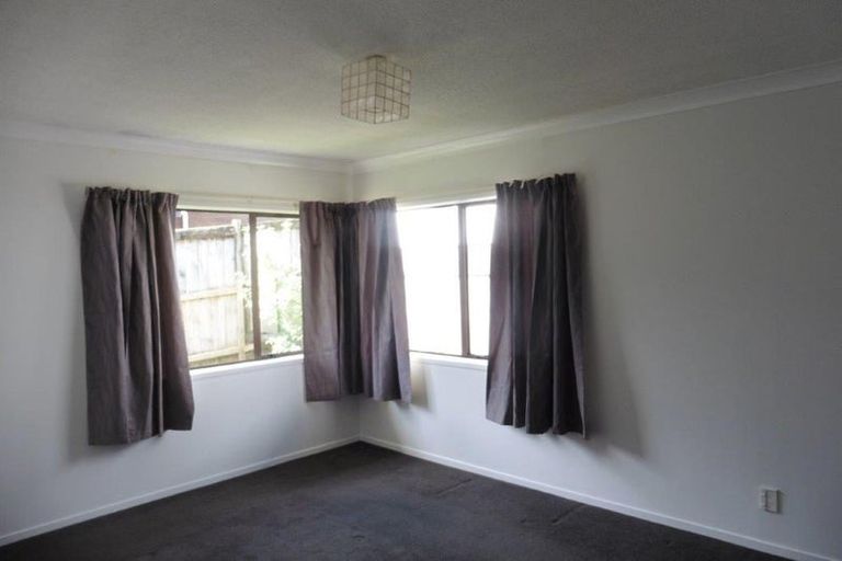 Photo of property in 37 Kirrie Avenue, Te Atatu South, Auckland, 0610